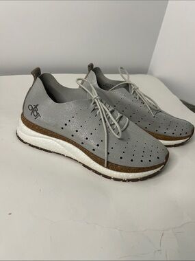 Women’s OTBT Alstead sneaker in silver ❤️